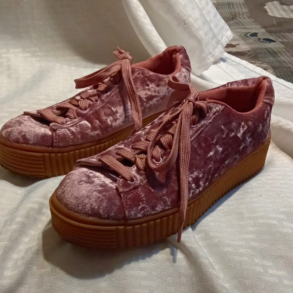 Misbehave Pink Velvet Low Top Lace-Up Platform Sneakers Cushioned Rubber 9